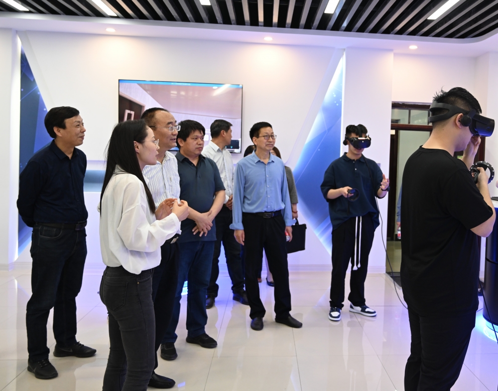 梁留科一行参观外国语学院VR实验室