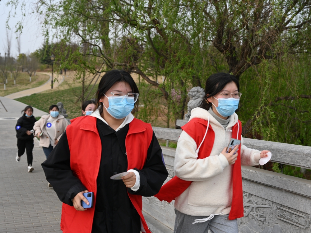 学生参与围湖长跑(2)