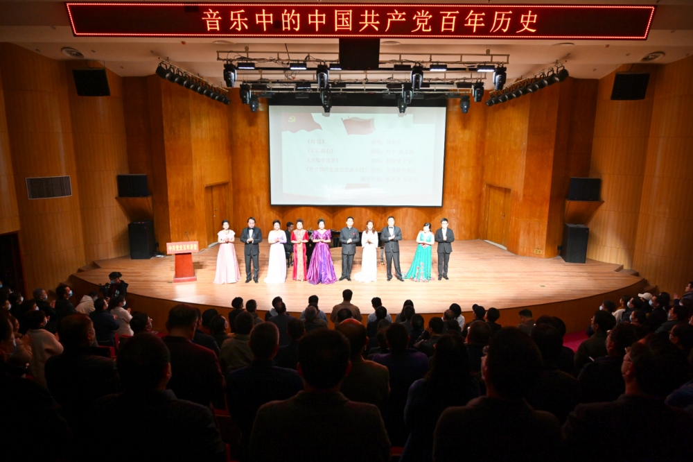 全体演员观众合唱《没有共产党就没有新中国》 蔡成章 摄